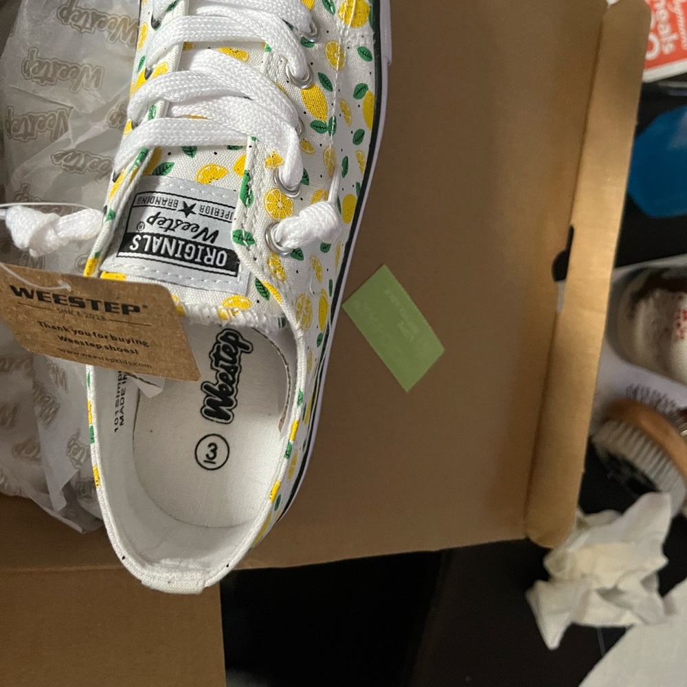 Slip on sneakers, no tie